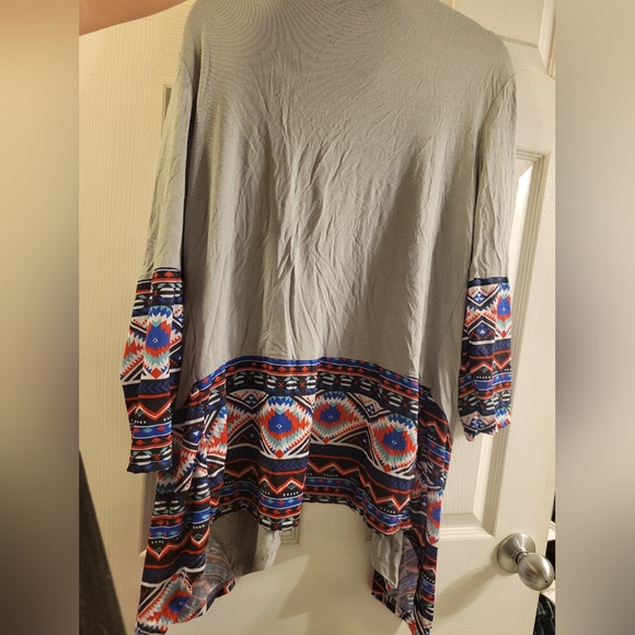 Long sleeve flowy throw over top grey with blue&pink geometric design XL NWT - Picture 5 of 7